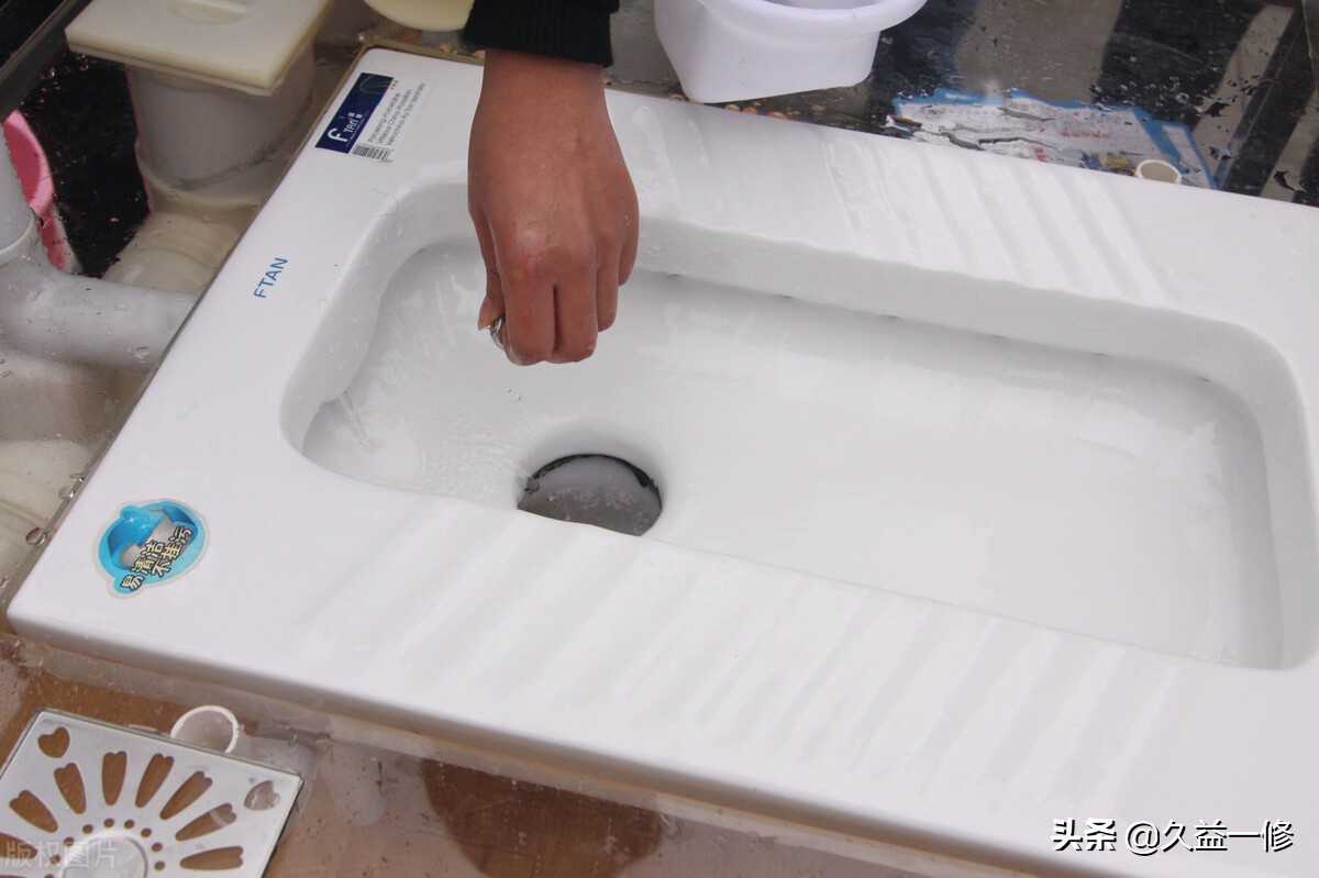 蹲便水箱漏水渗水的解决方法,厕所蹲便盆边往楼下渗水怎么修