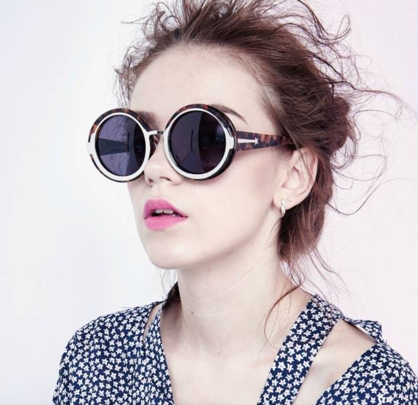 大圆脸适合戴什么款式墨镜,圆脸适合戴哪种样式的墨镜