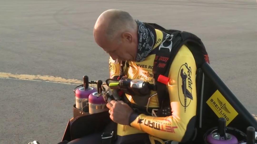 迪拜土豪新玩具无人机送你上天,迪拜喷气机起飞