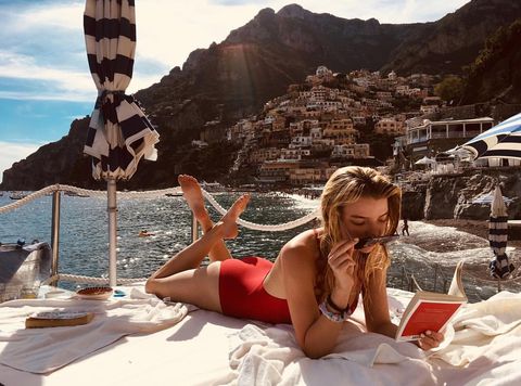 安雅泰勒乔伊女巫女主,安雅泰勒乔伊怪奇物语演谁