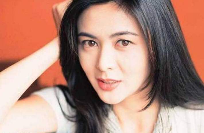 “最年轻岳母”走红,抱娃和女婿同框像一家三口,女儿:压力好大