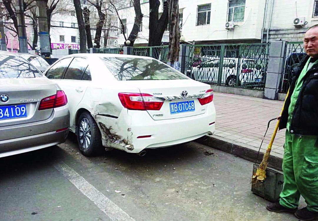 车停路边别人撞了先报什么,车停小区被撞先报警还是先找物业