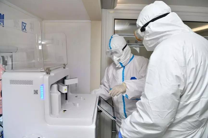 医护人员在前线奋斗,医护人员在前线