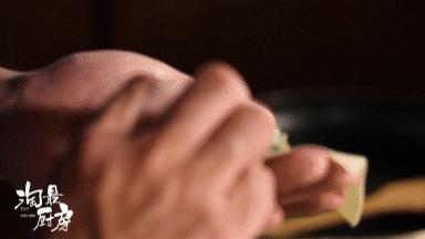 吃剩馄饨皮的做法视频,如何在家自制美味的馄饨