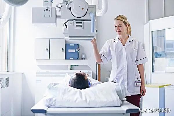 老人突然后背疼,75岁老人腰压缩骨折严重吗