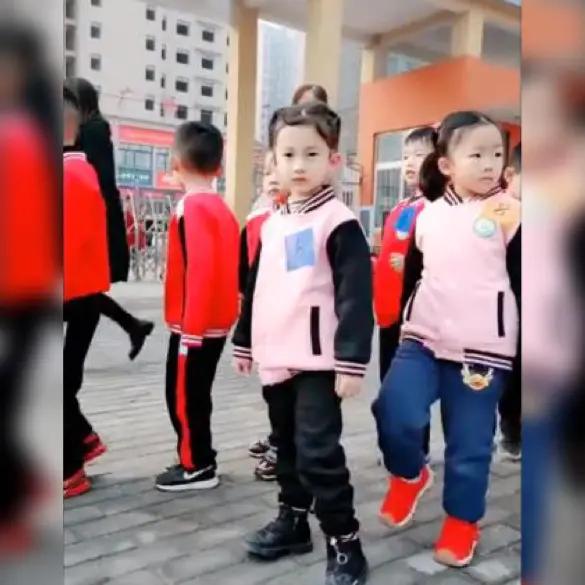 霸气侧漏的小女孩,霸气女孩走姿