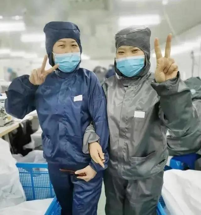 中国女工为世界爆产能:“成不了杨超越,但我给南非总统做过口罩”