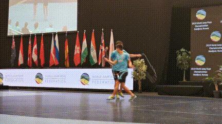 一个小学生跳绳,一个小男孩跳绳震惊全校