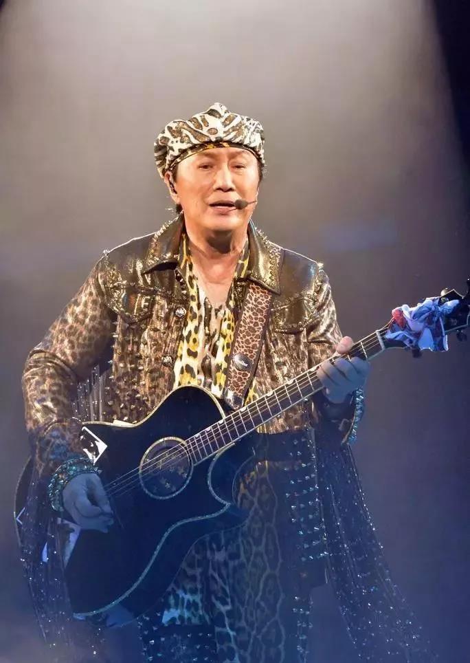 他是谭咏麟的偶像，爱穿豹纹叱咤歌坛50年，66岁重出江湖