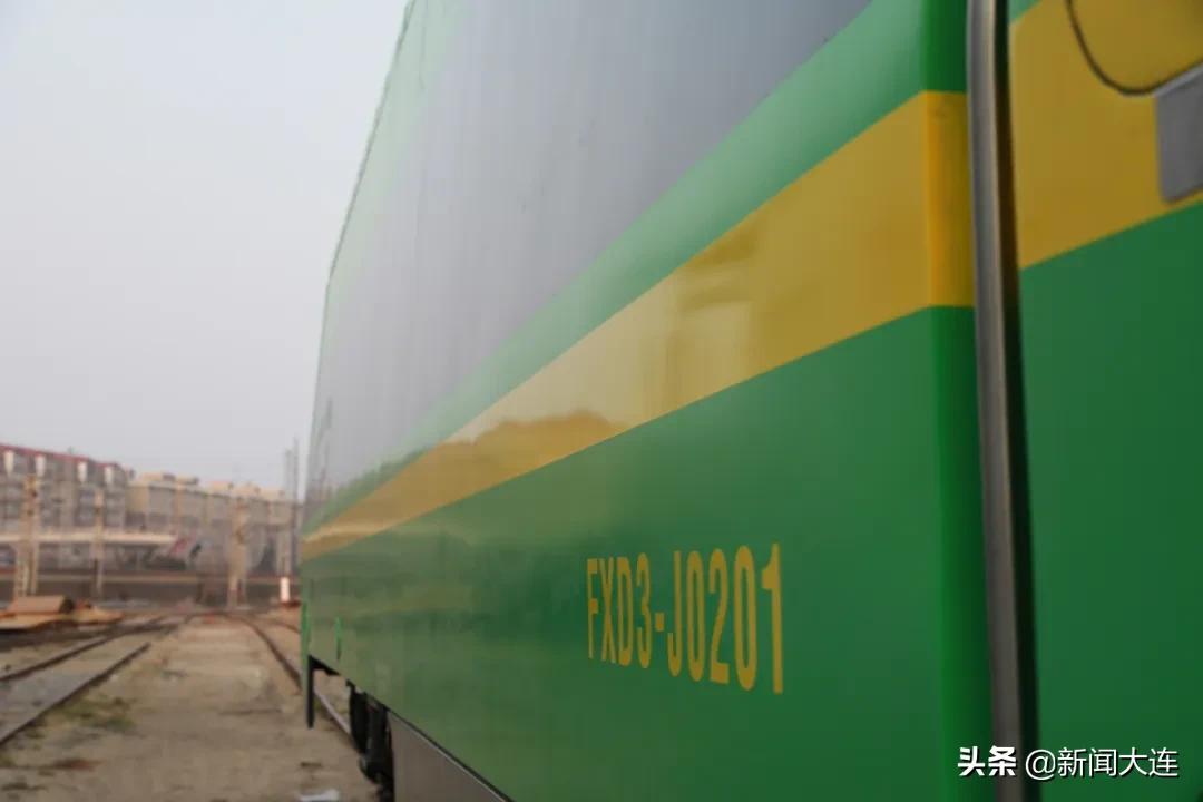 绿巨人开进轻轨站,开往大连的绿巨人动车组视频