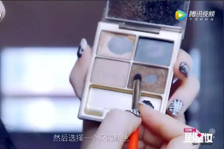 到底是什么神仙眼影盘，能让戚薇用到铁皮