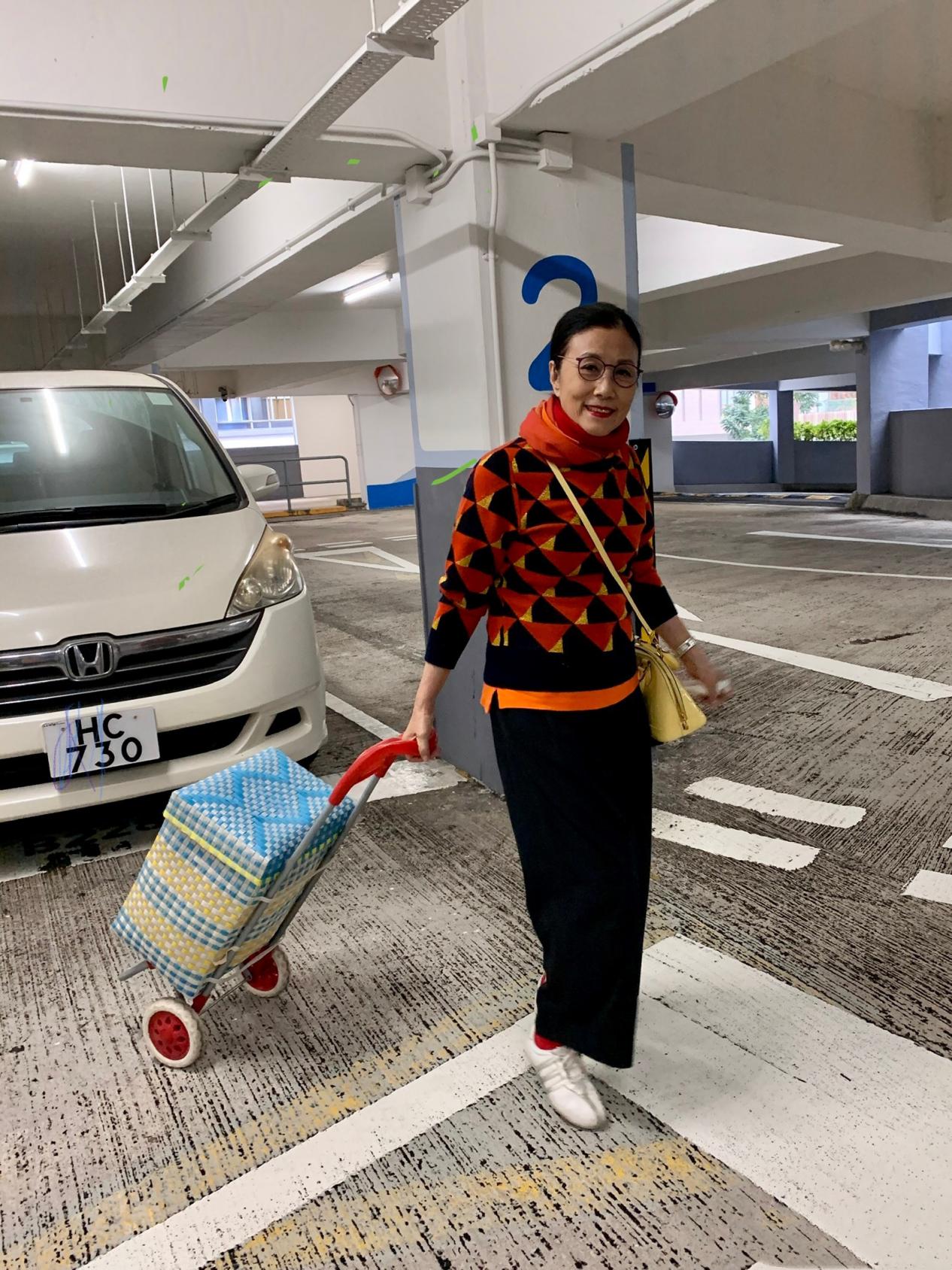 汪明荃减龄穿搭,汪明荃穿的最新裙