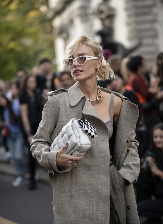 别再背烂大街的轻奢包,帆布包怎样才能背出时髦感