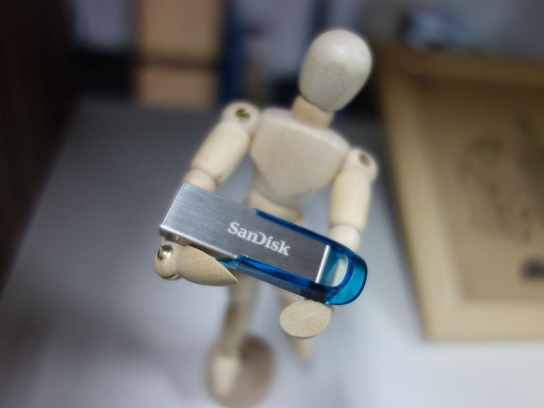 闪迪2.0u盘对比3.0u盘,飚王u盘和闪迪