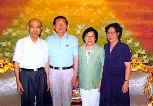 走近*镕基朱**及其家人：妻子劳安很“可爱”