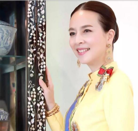 泰国女首富伍伦盼足球,泰国女足总经理伍伦盼写真