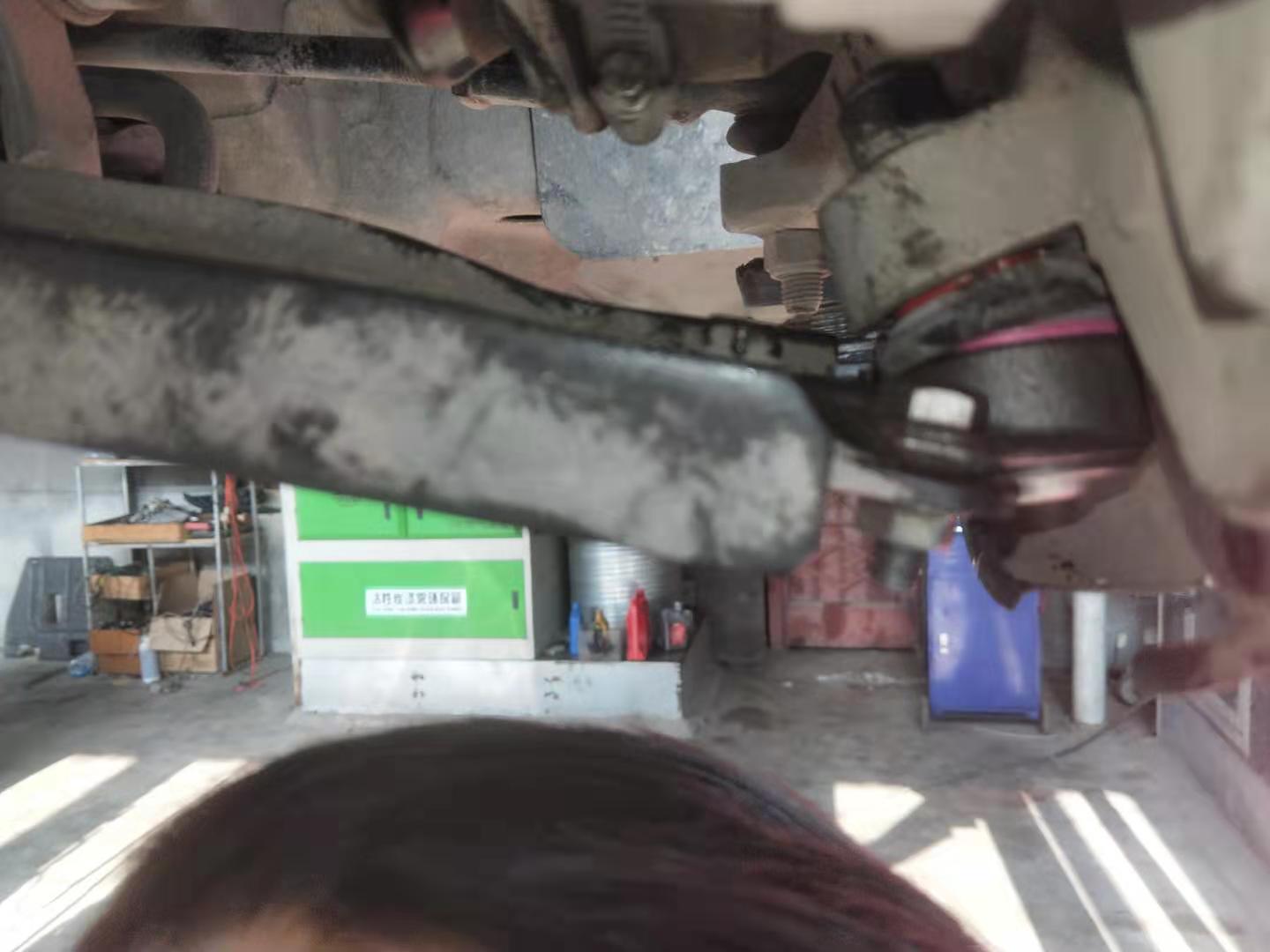 打方向异响颠簸路面不响,汽车打方向和坑洼异响