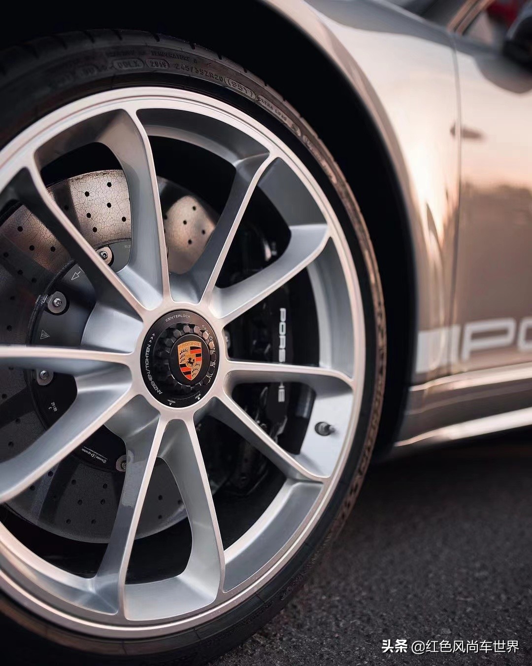 保时捷911turbos硬顶敞篷版街拍,保时捷911跑车传奇展闪耀登场