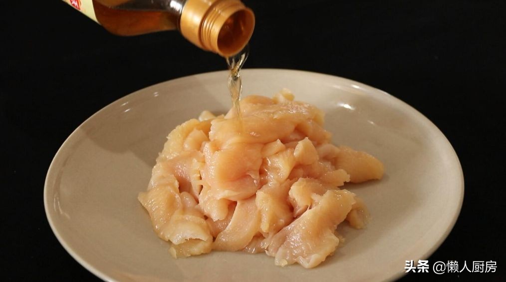 鸡胸肉怎么打汁吃最减肥,手撕鸡胸肉不柴的方法