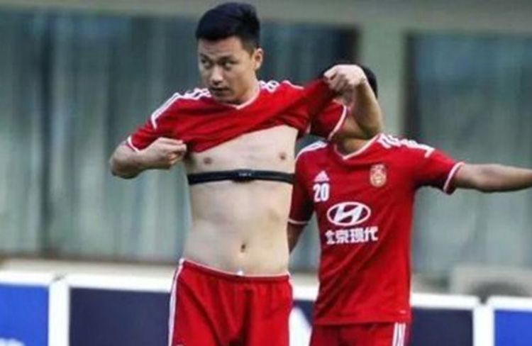 为什么足球运动员喝水都要把水吐,足球运动员喝水为什么要吐出来