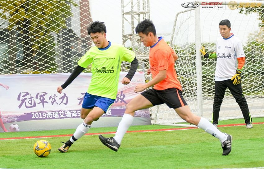 在足球场上如何跟对面的人交流,在足球认识很多朋友