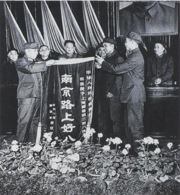 *世友许**嗜酒如命，和毛主席“约法三章”，被周总理喝得滑到桌子下