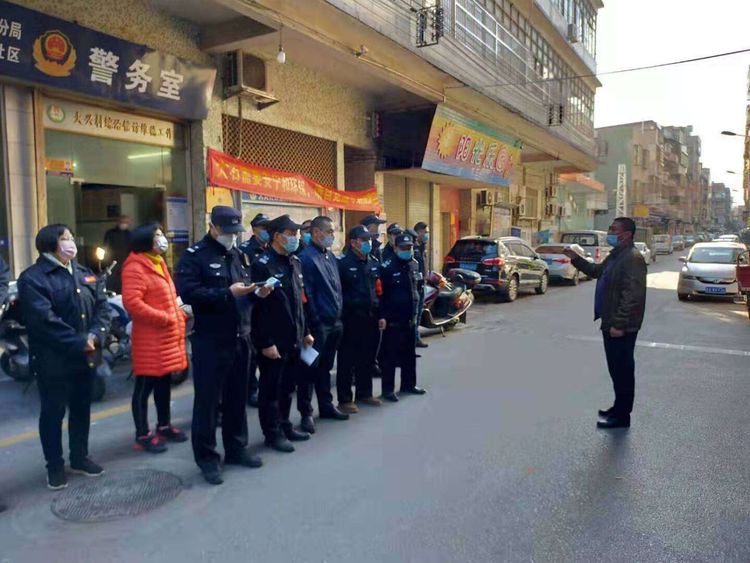 番禺｜“我们不摆pose”！大石街大兴村把办公室前移到村路口，织密防疫网