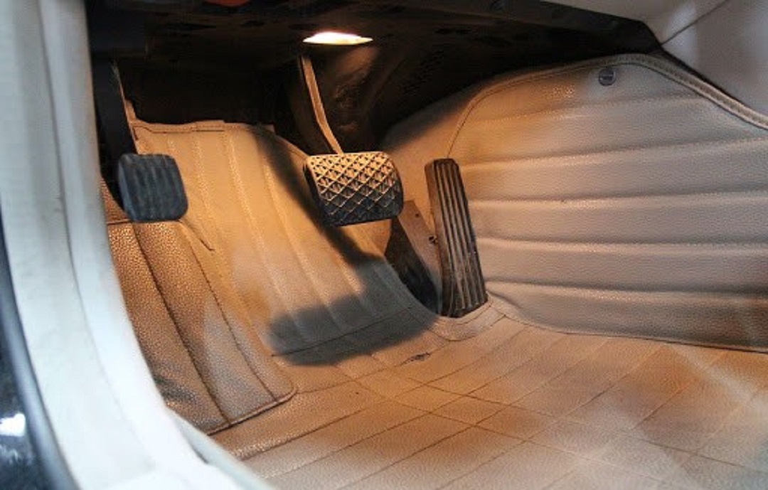 为什么刹车和离合不能一起踩,刹车和离合怎么一起踩