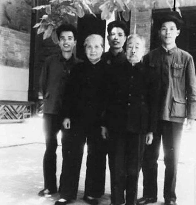 鲁迅少年玩伴“闰土”57岁因病逝世,留下5个子女,如今现状如何