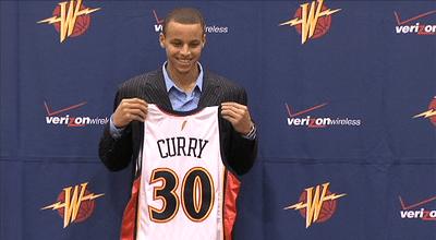 勇士队选择了斯蒂芬库里,勇士库里3年