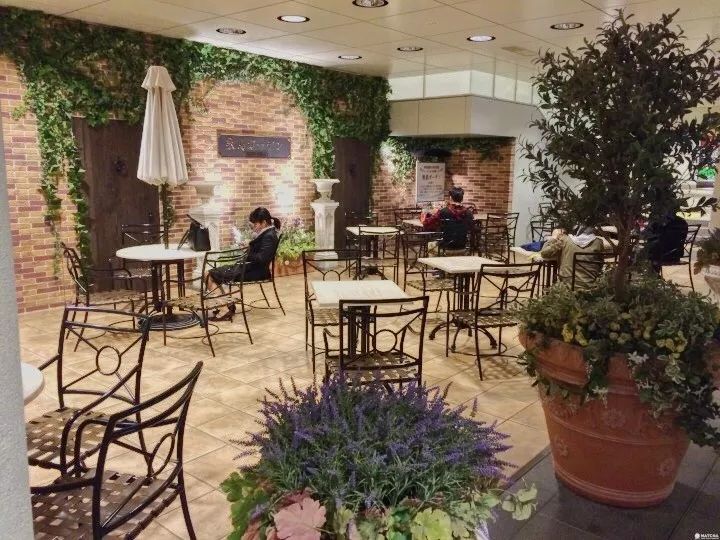 游客都去逛百货商店了,日本人自己去了这里