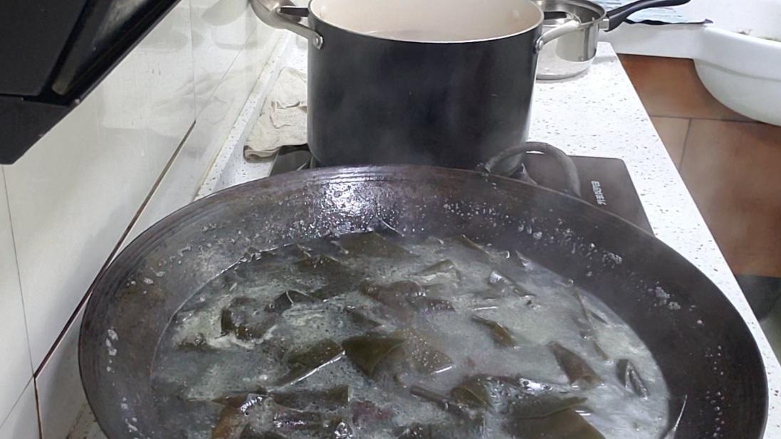 藏了一个冬天的腊猪脚，春天这样做脱骨滑嫩，汤汁香浓，太给力了