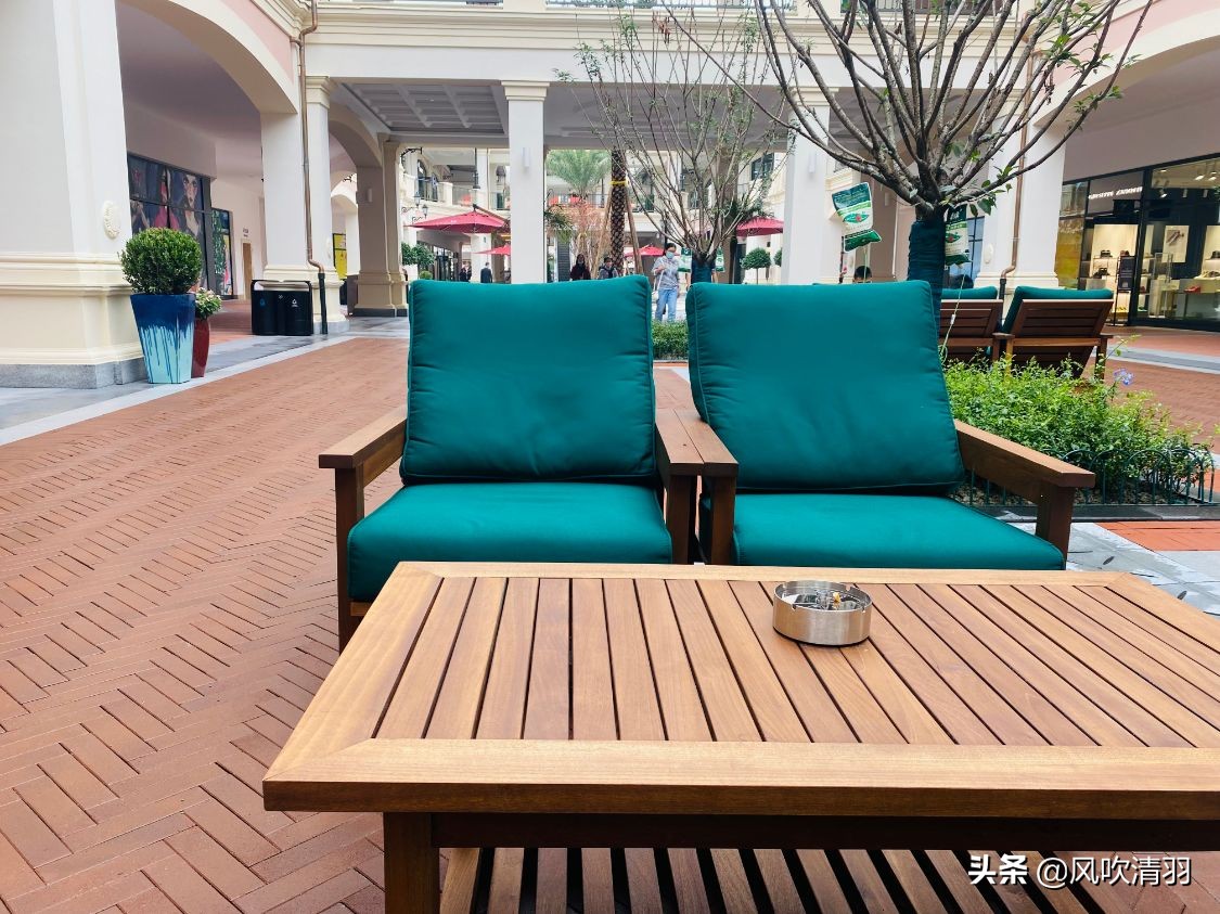 成都一个“意式”小镇火了,购物便宜品牌繁多,3500个免费停车位