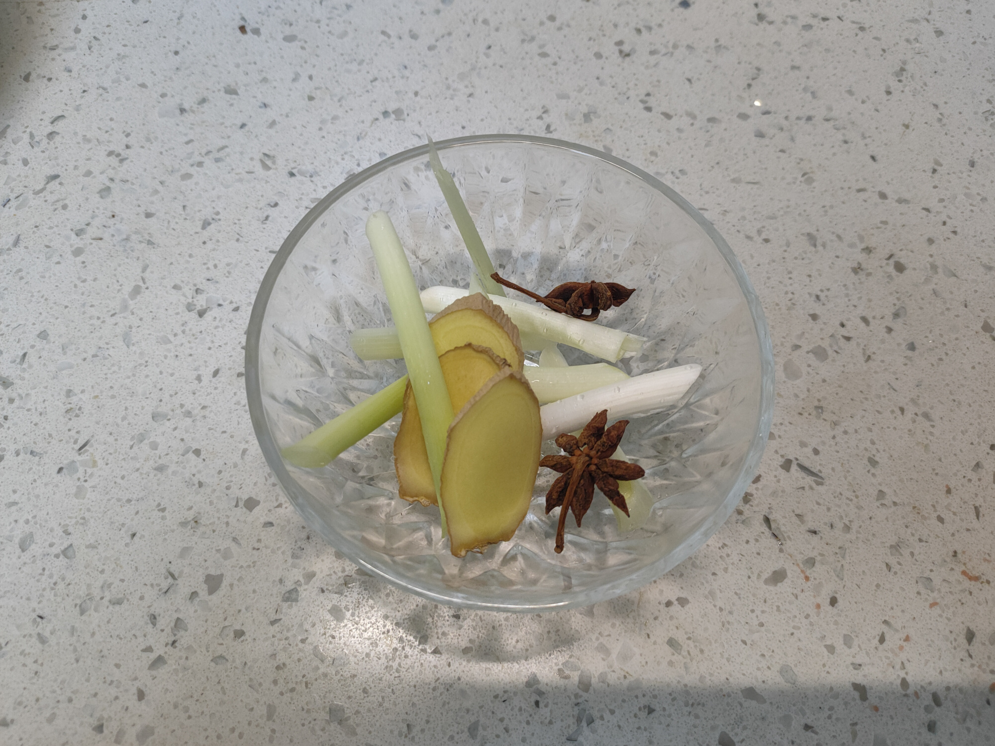 炖排骨先放了水怎么办,炖排骨先倒啤酒还是水