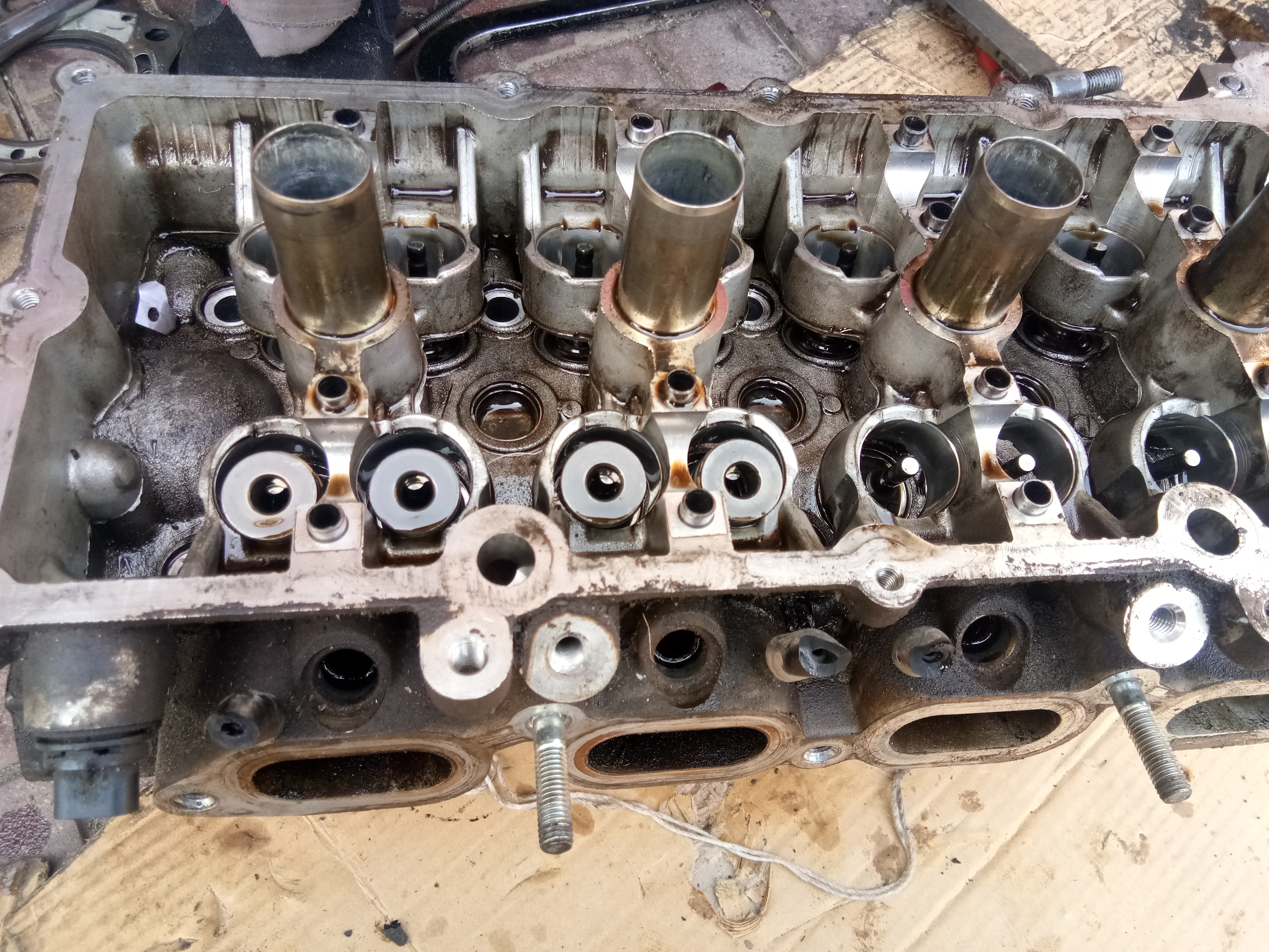 冷车启动嗒嗒响热车响声变小,冷车启动发动机声音很响怎么回事