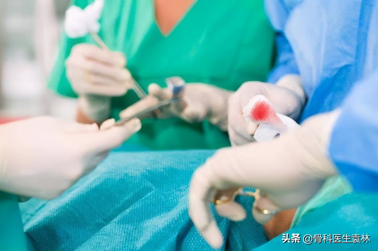 走路突然腿软膝盖一弯是怎么回事,走路膝盖突然猛的一软和有积液