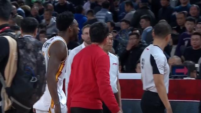 cba三个违体犯规禁赛1场,cba骂裁判名场面王哲林
