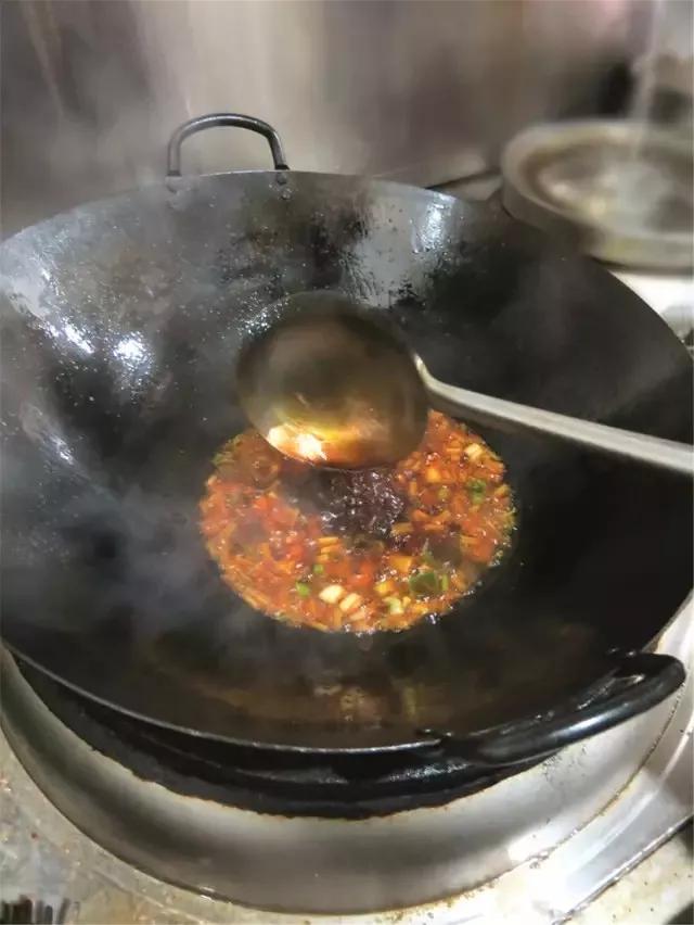 招牌风味鸭掌,正宗的川味香糯鸭掌干锅