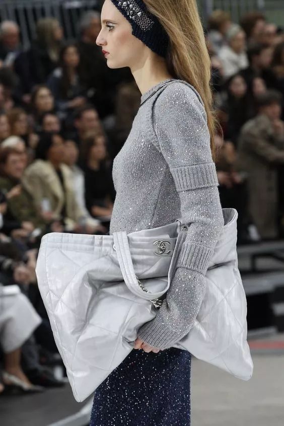 今年流行什么款式的女士大包 (今年流行的超级大包)