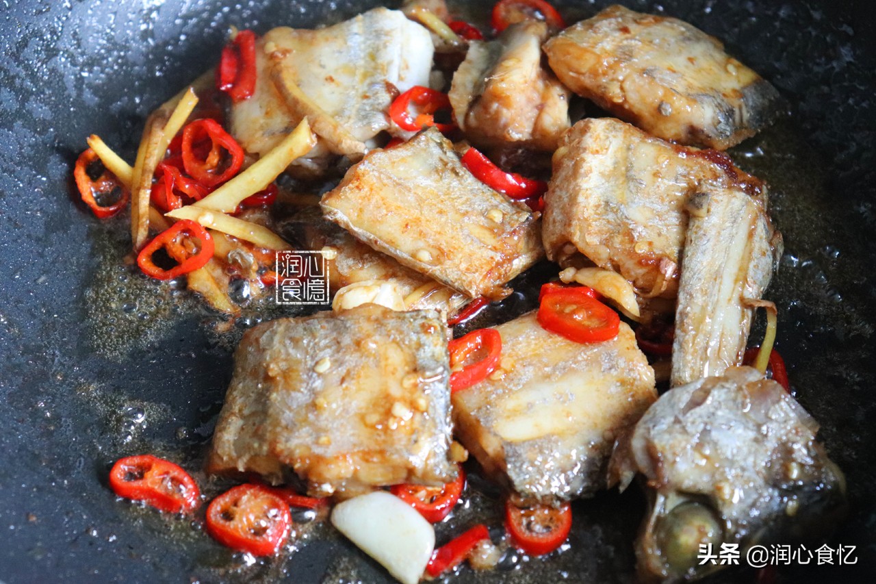 裹上面粉煎带鱼不粘锅不破皮,煎带鱼吃怎么样才能让带鱼不粘锅