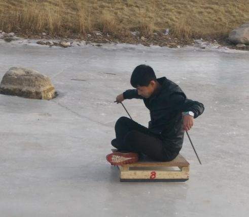 童年的假期已经由一串色彩斑斓的珠子散落成一根毛糙的细绳