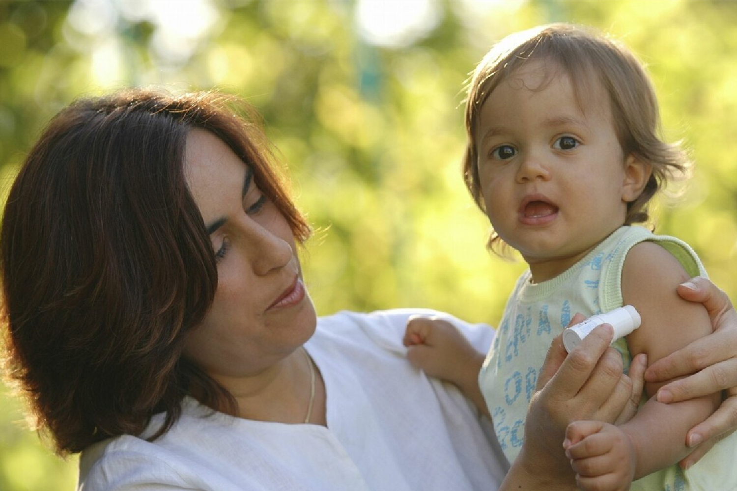 被蚊子叮咬后为何会瘙痒还会起包,夏季蚊子多宝宝适合使用什么驱蚊