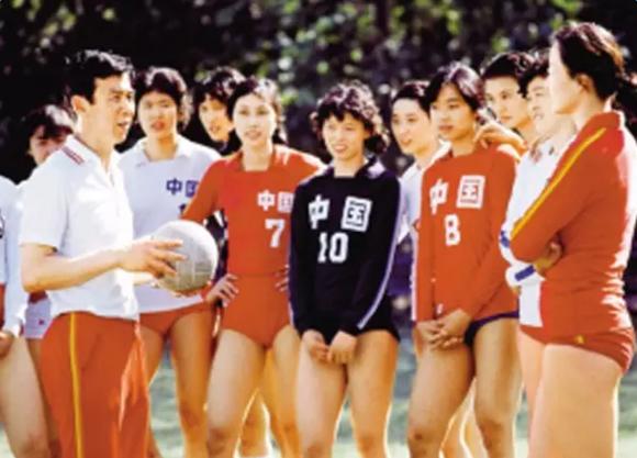 中国女排奋斗经历简短20字,排球运动简史中国女排