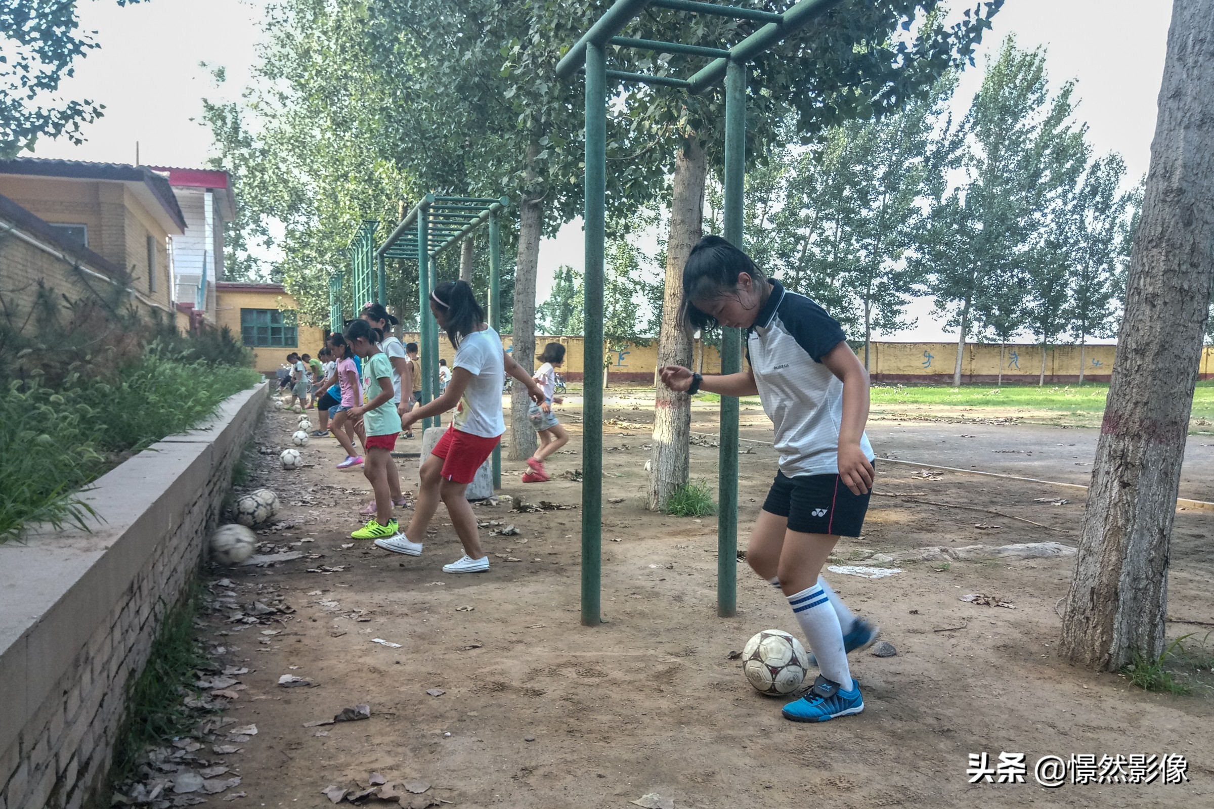 河北乡村隐匿着一支小学足球队晚上老师用车灯照亮操场训练