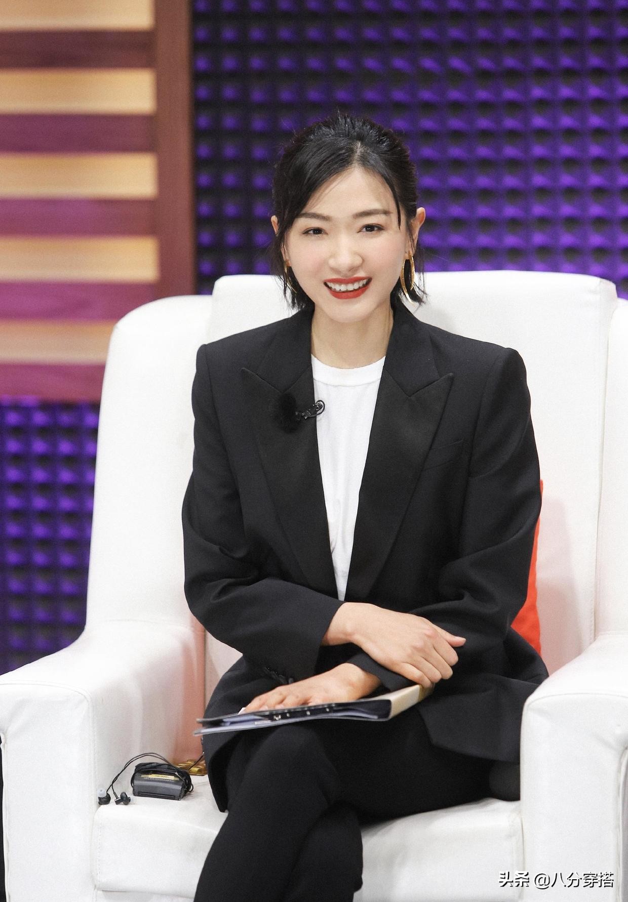 万茜西装搭配小白鞋,万茜黑色西装搭配图