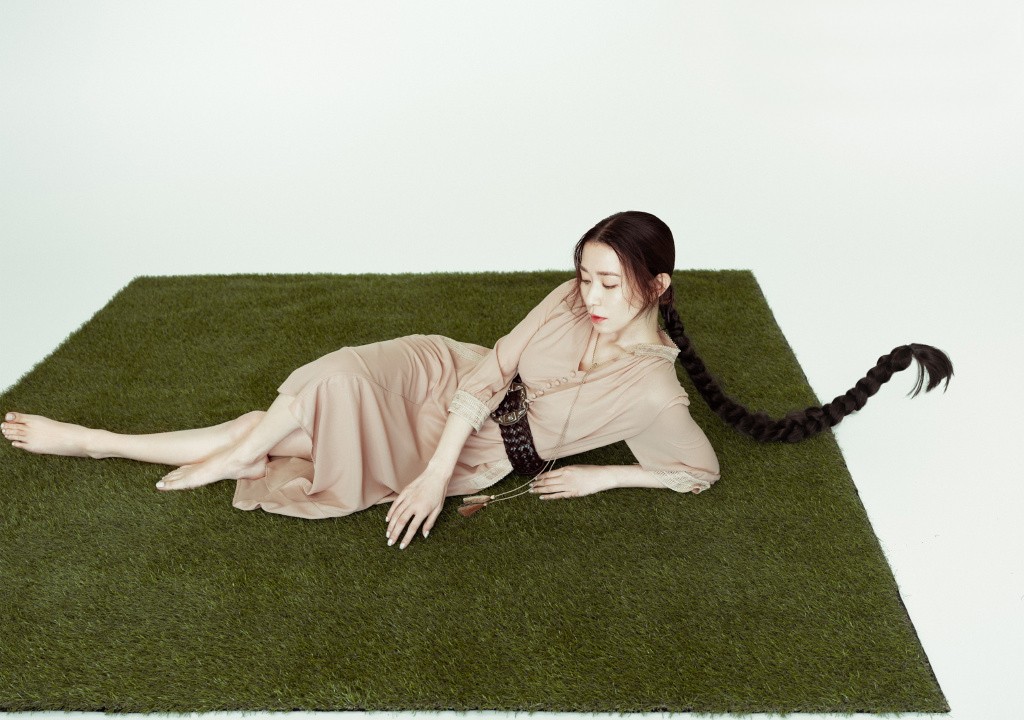 佘诗曼穿黑色裙的写真,麻花辫碎花裙造型的佘诗曼