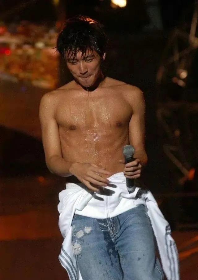 荷尔蒙爆棚的男明星的肌肉,痞帅行走的荷尔蒙男明星