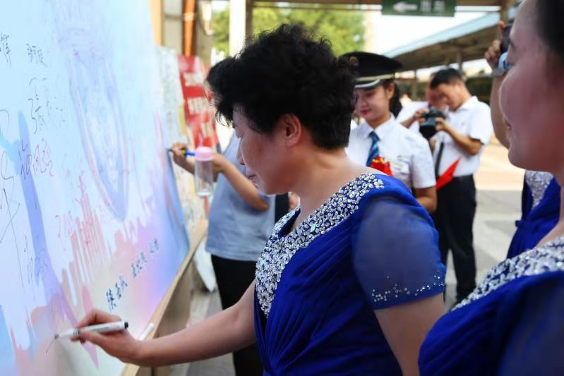 中甲第23轮：《中国万岁，我是护旗手》红动渭南火车站