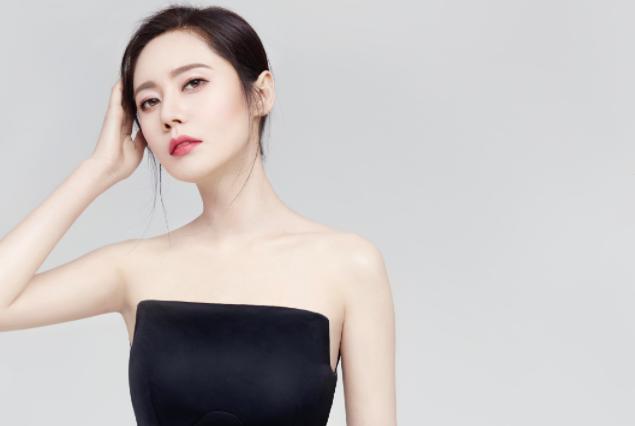 她是中国知名的韩国演员，从小被母亲诅咒“去死”，还被骗拍裸照