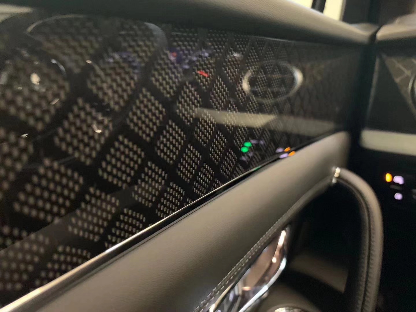 宾利2023全新款,宾利极致版2020